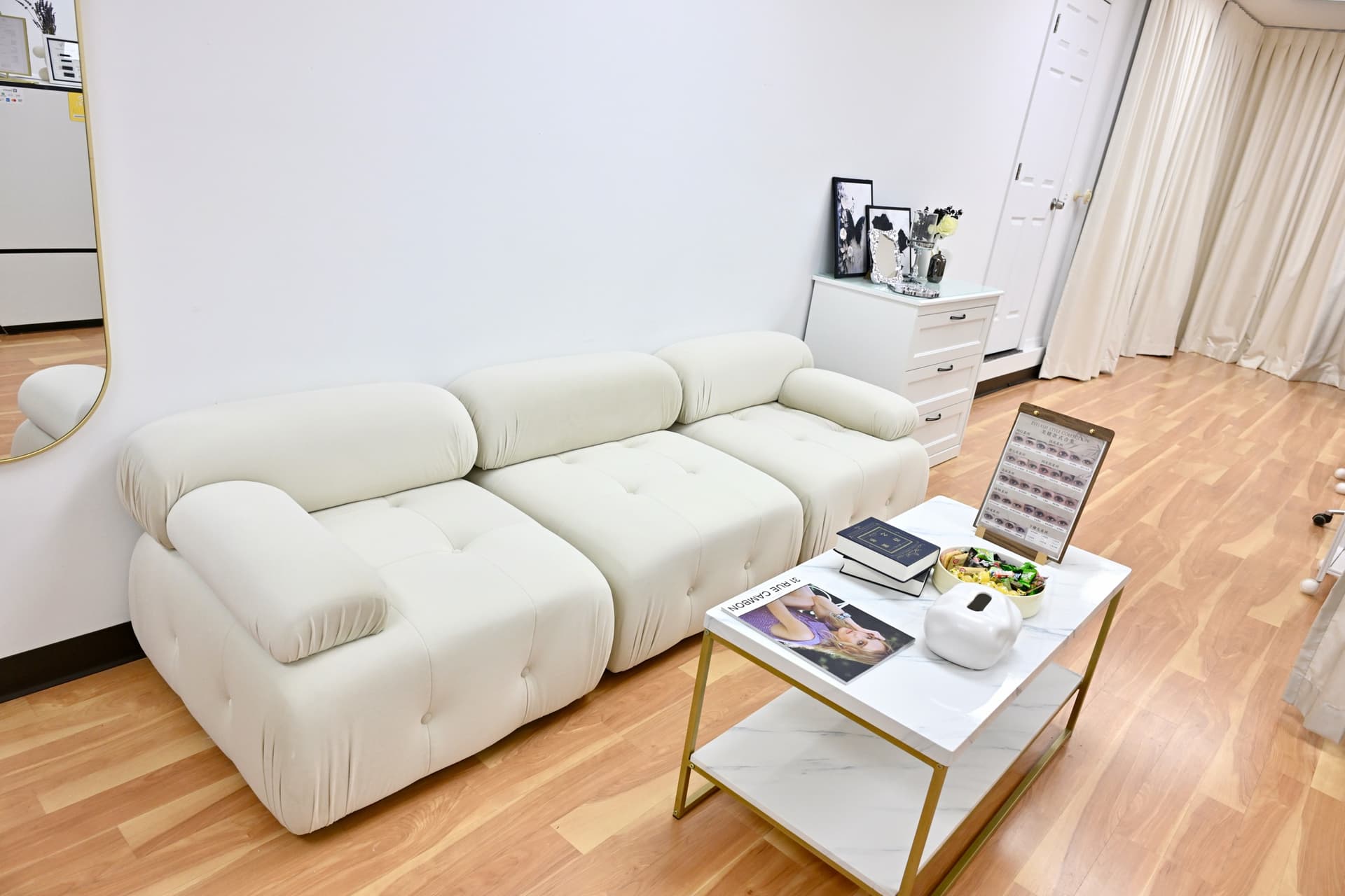 Yee Eyelashes lounge area